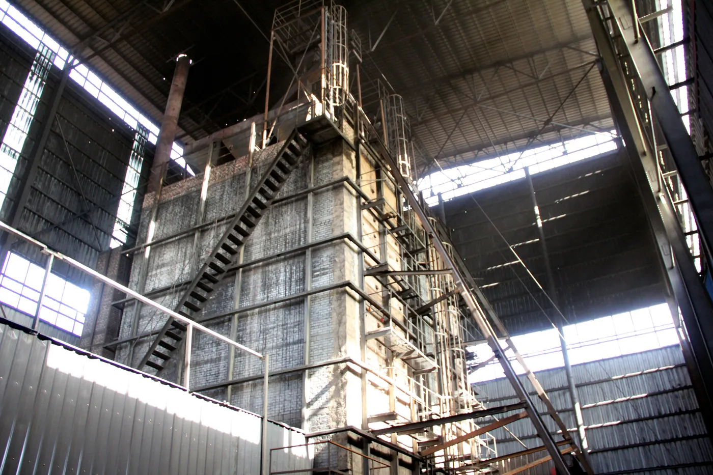Gas-fired calcination furnace setup