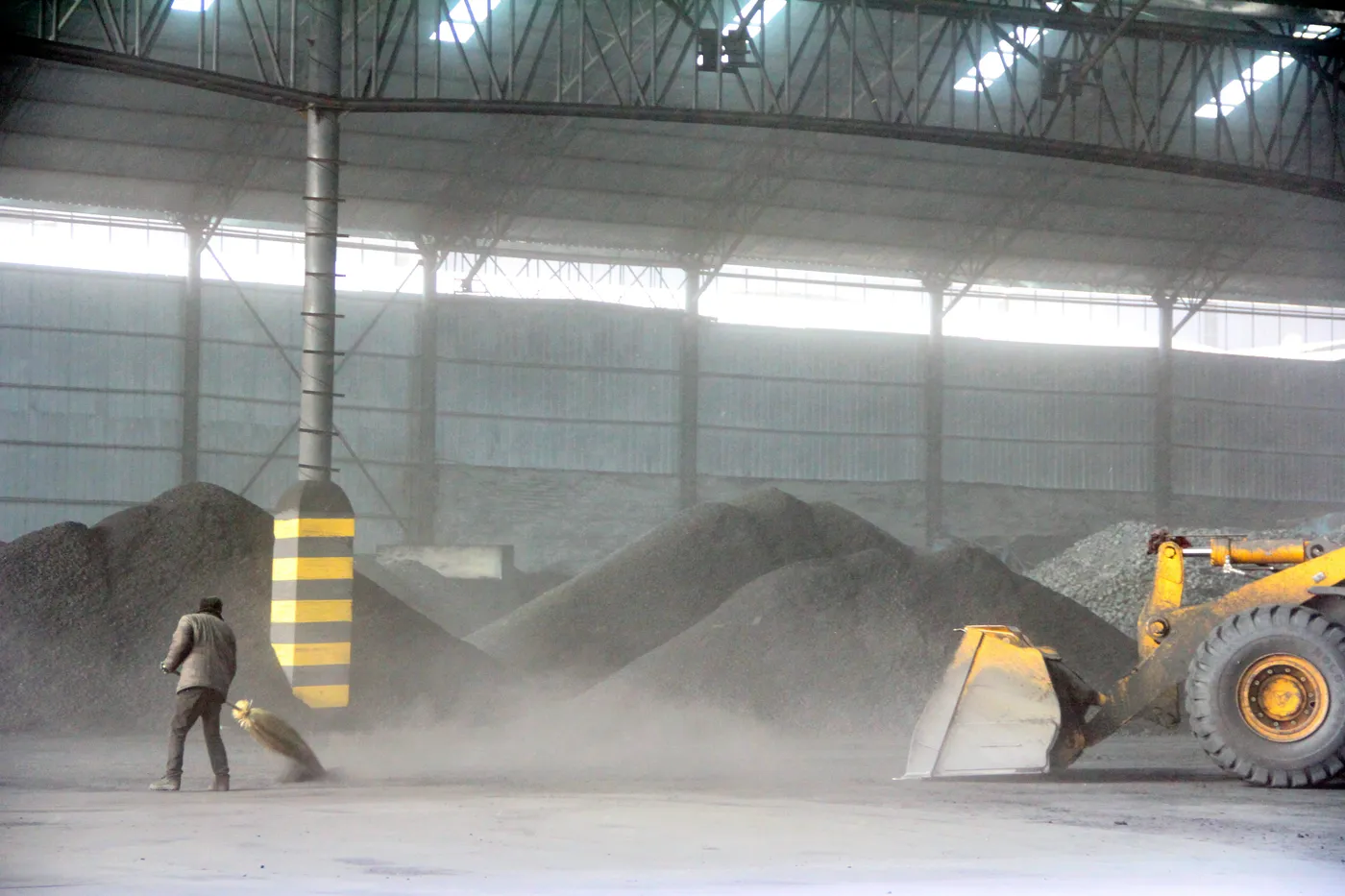 Grade-segregated storage bay for CAC and GPC